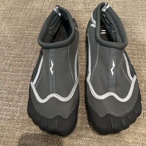 New never worn!!  Norty men's water shoes. sz 12. olive green.